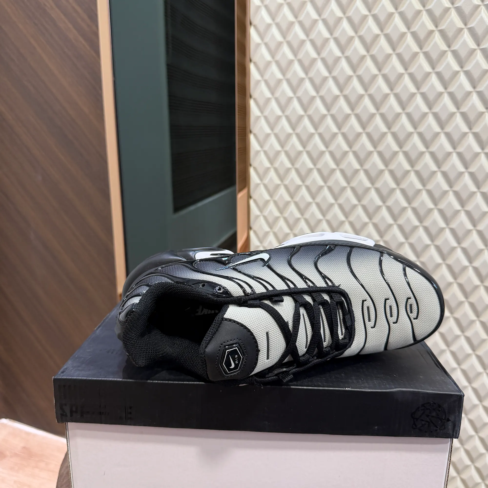 AIRMAX PLUS TN - BLACK METALLIC - Image 3
