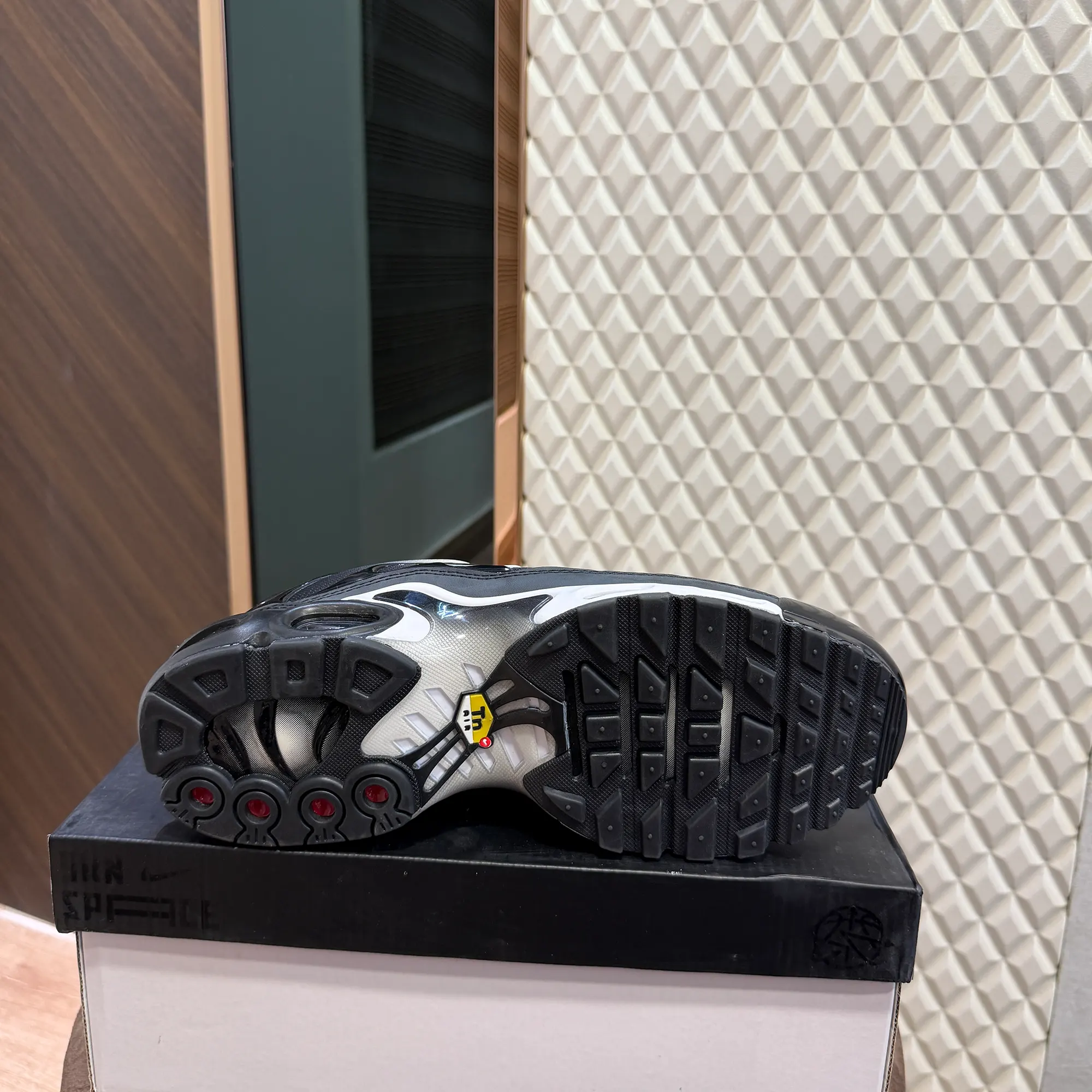 AIRMAX PLUS TN - BLACK METALLIC - Image 4