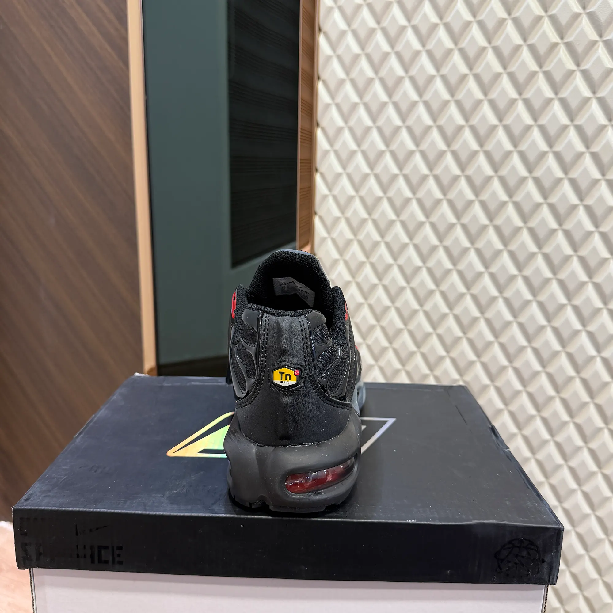 AIRMAX PLUS TN - BLACK RED - Image 2
