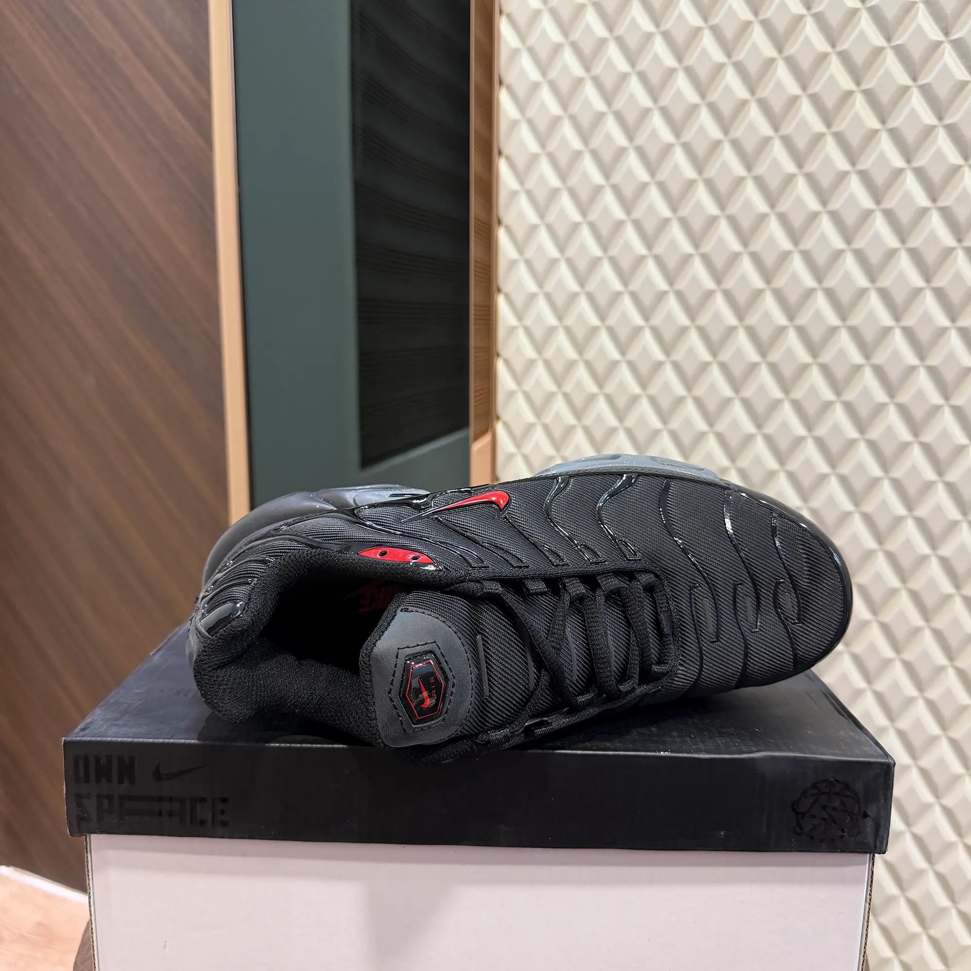 AIRMAX PLUS TN - BLACK RED - Image 3