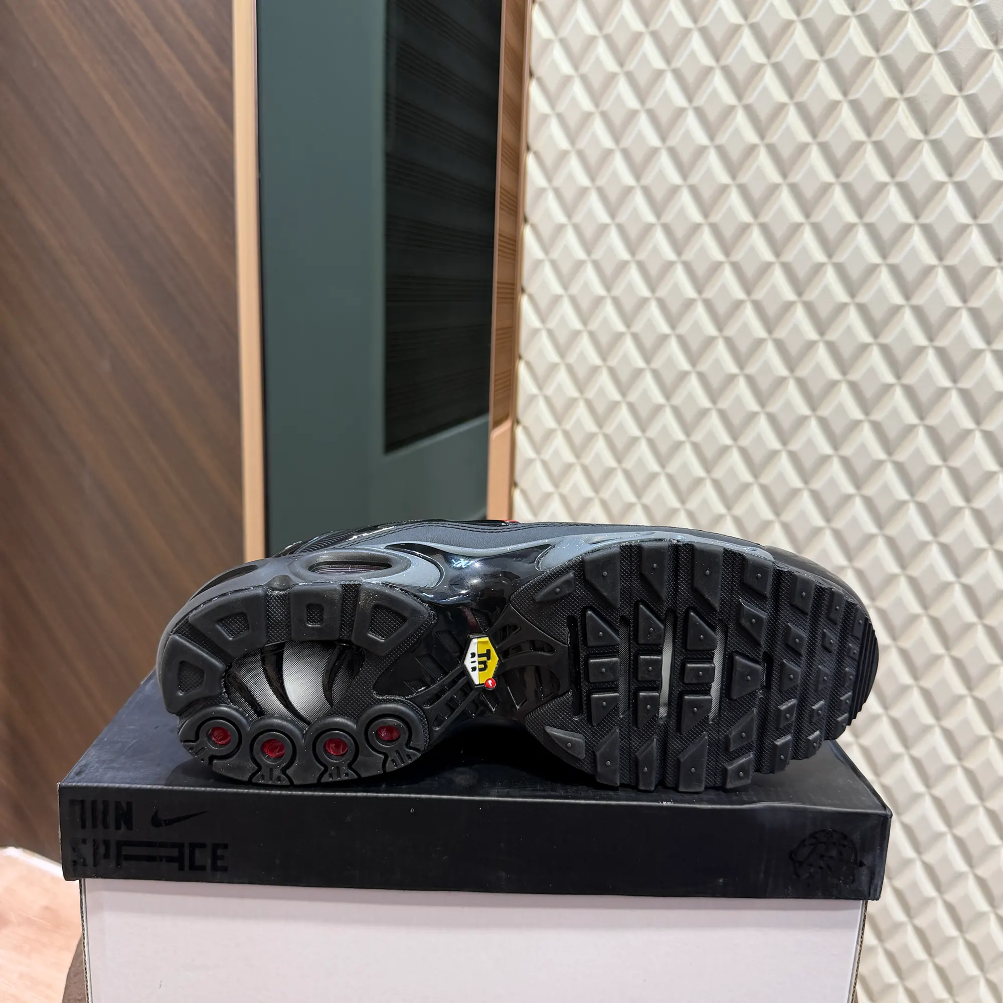 AIRMAX PLUS TN - BLACK RED - Image 4