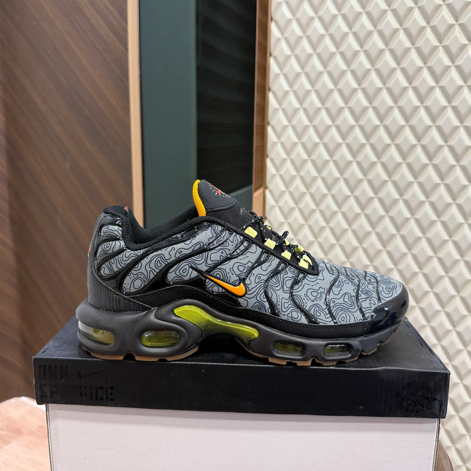 AIRMAX PLUS TN - FRESH PERSPECTIVE