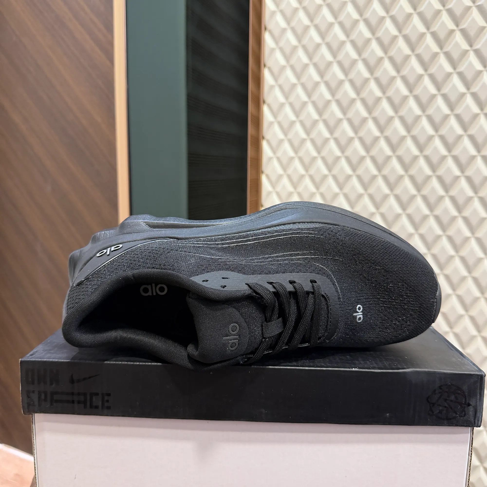 ALO RUNNER - TRIPLE BLACK - Image 3