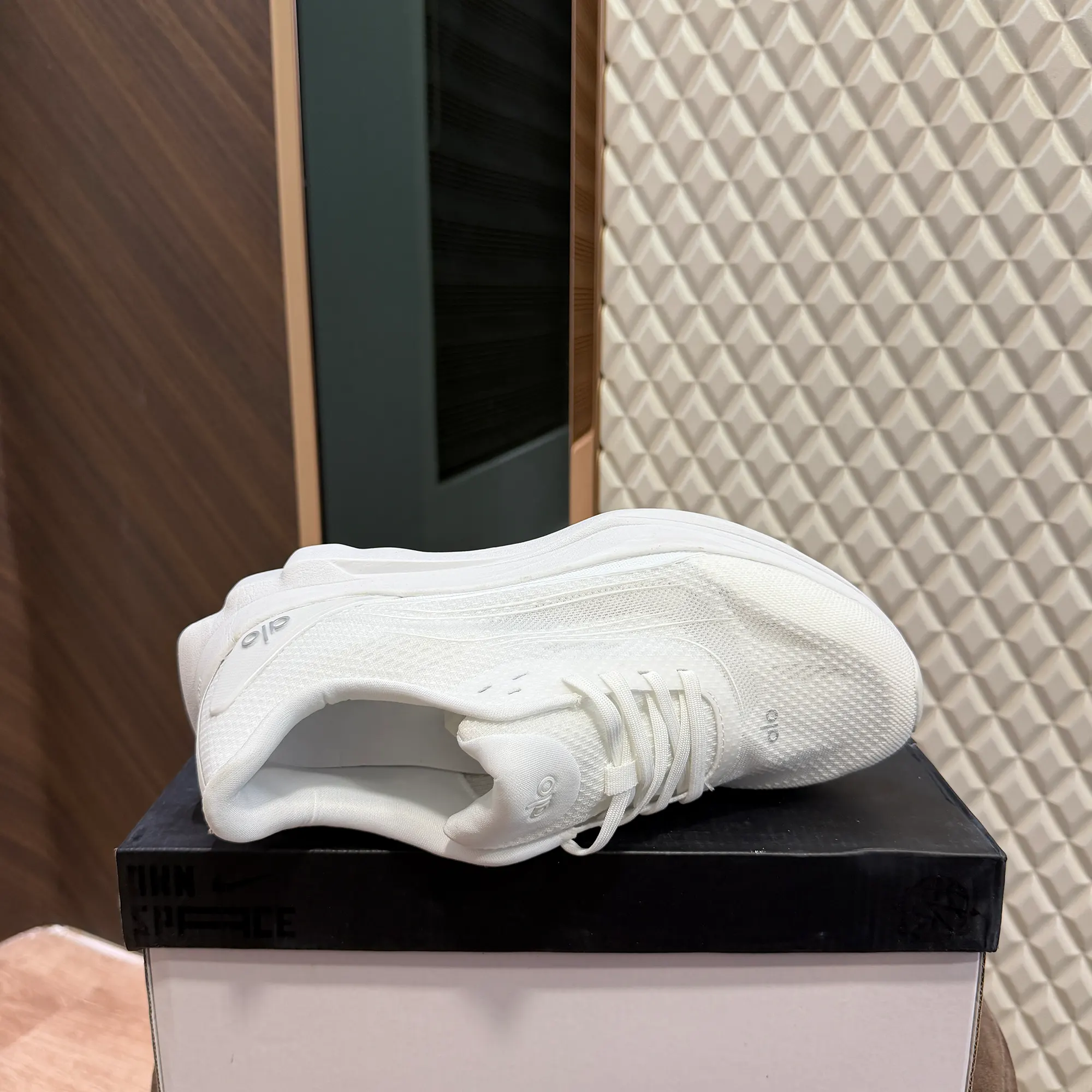 ALO RUNNER - TRIPLE WHITE - Image 3
