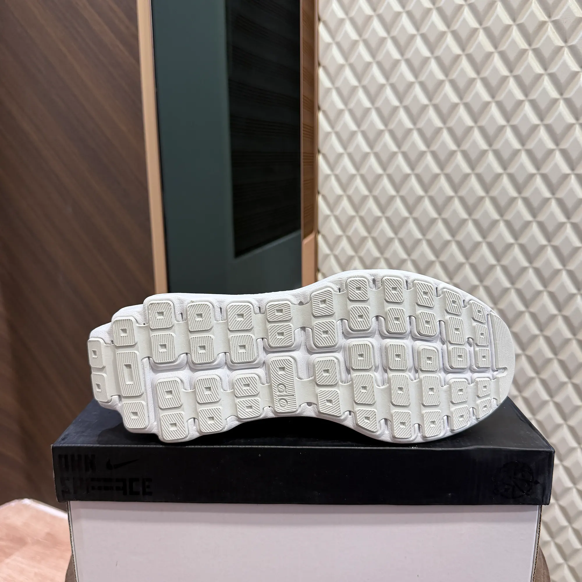 ALO RUNNER - TRIPLE WHITE - Image 4