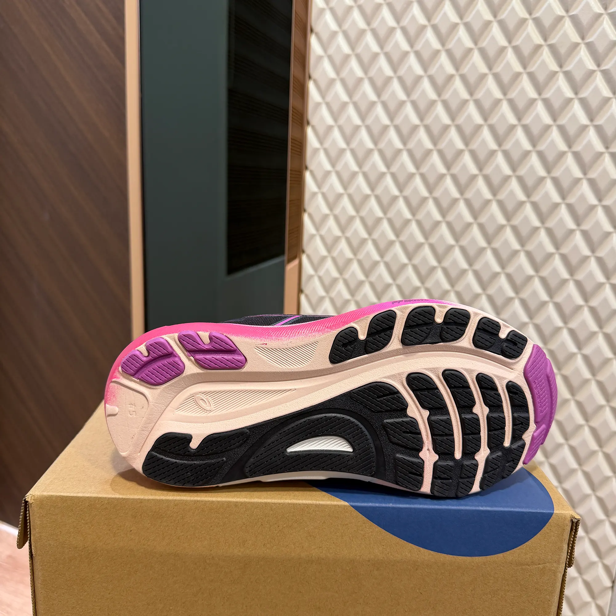 GEL KAYANO 31 - BOLD MAGNETA - Image 4
