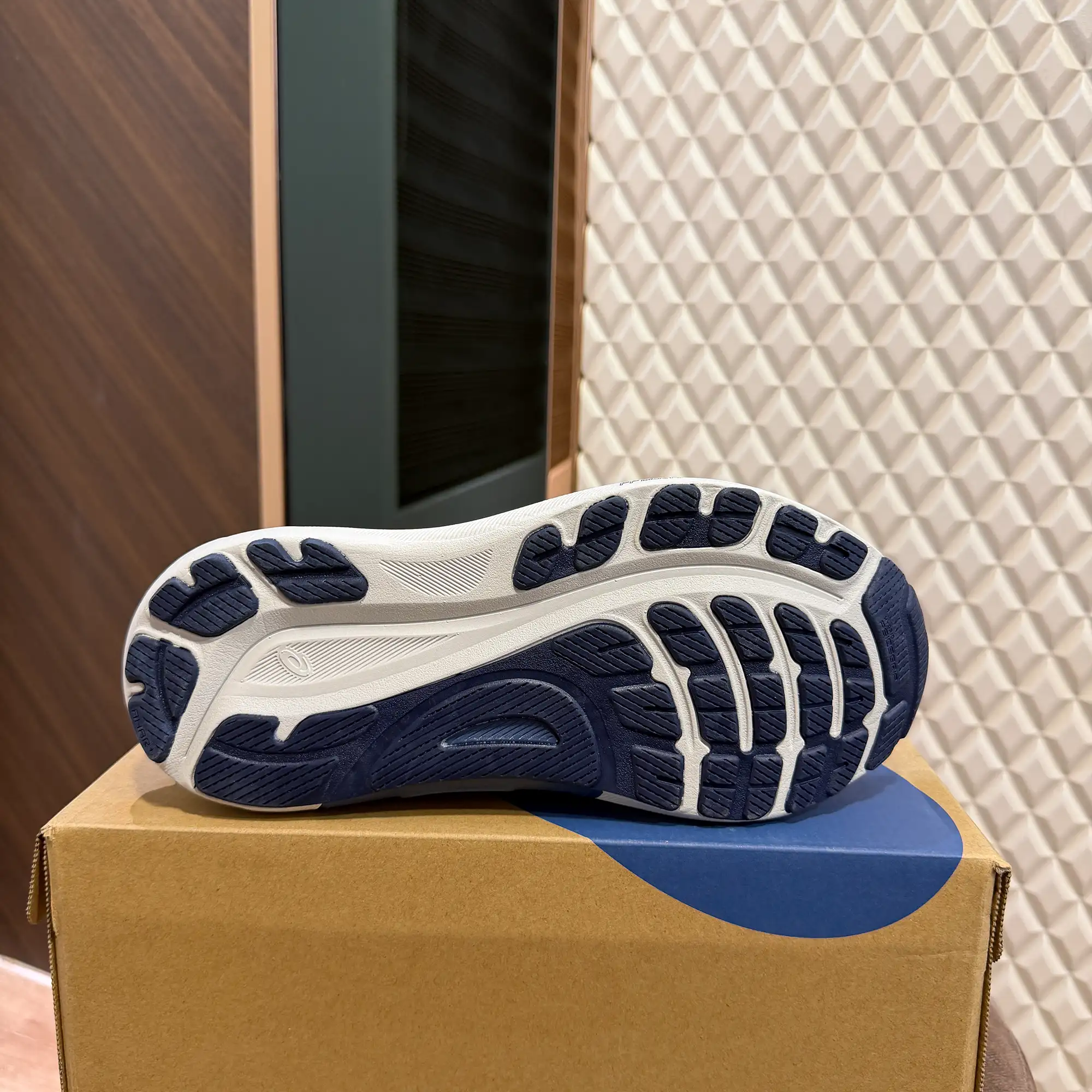GEL KAYANO 31 - GLACIER GREY - Image 4